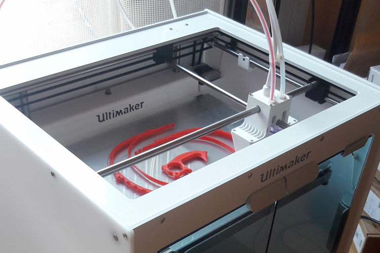 impresora  3D d'IQS imprimint respiradors 