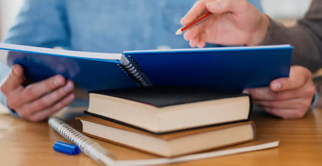 Cuánto cuesta estudiar ADE - precios, becas y opciones de financiación