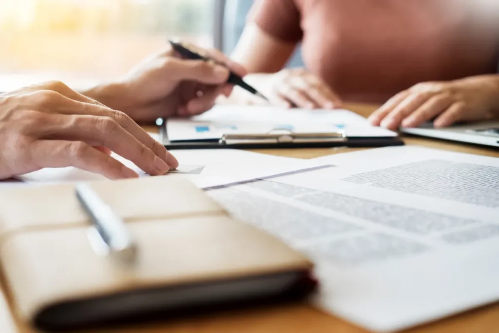 Qué diferencias hay entre la carrera de ADE y Economía